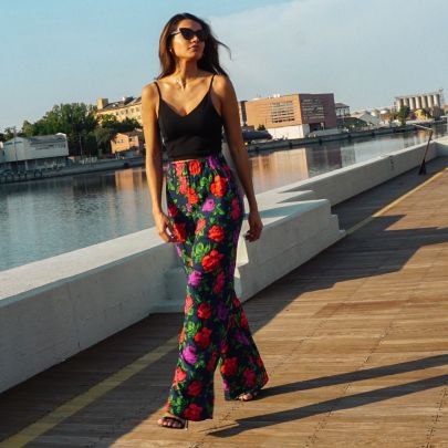 Pantalone floreale a palazzo con tasche, in tessuto di crêpe