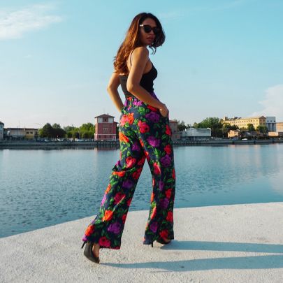 Pantalone floreale a palazzo con tasche, in tessuto di crêpe