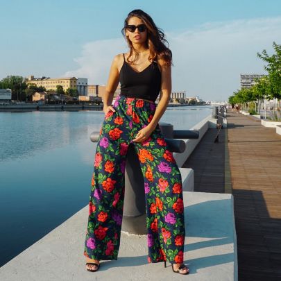 Pantalone floreale a palazzo con tasche, in tessuto di crêpe