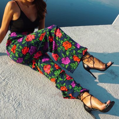 Pantalone floreale a palazzo con tasche, in tessuto di crêpe