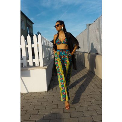 Completo di pantalone e top a fantasia geometrica.