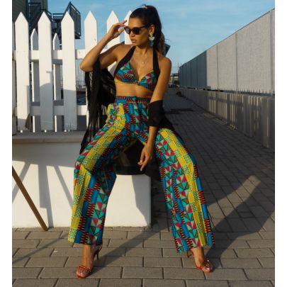 Completo di pantalone e top a fantasia geometrica.