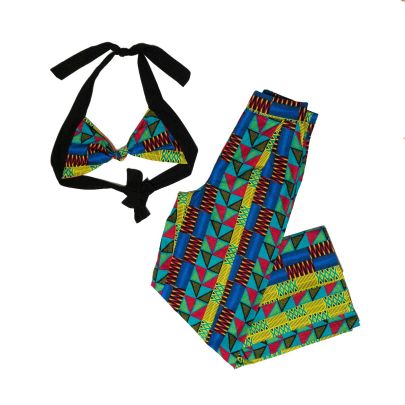 Completo di pantalone e top a fantasia geometrica.